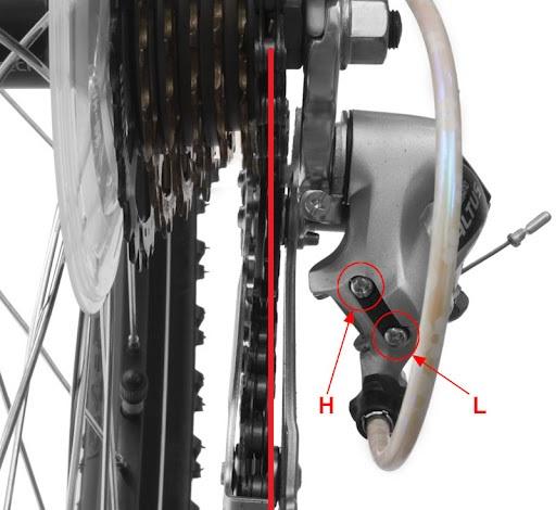 Как поменять задние скорости на велосипеде. Регулировочные винты заднего переключателя велосипеда шимано. Тросик заднего переключателя велосипеда стелс. Регулировочный болт натяжителя цепи велосипеда шимано. Винт заднего переключателя b-tension.